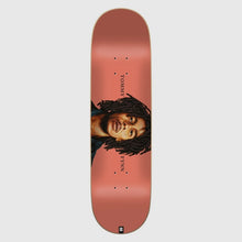 Shape de Maple: O Guia Definitivo Para Potencializar o Seu Rolê
Na hora de montar ou dar um upgrade no carrinho, a escolha do shape é a decisão mais importante para qualquer skatista. Entre as diversas opções de materiais, o shape de Maple se destaca como o padrão ouro da indústria global, sendo a escolha preferida de amadores e profissionais. Mas o que faz dessa madeira a melhor opção para o seu skate?

O Que é um Shape de Maple?
O shape de Maple é fabricado com lâminas de madeira da árvore Bordo (Maple, e