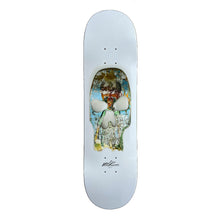 Shape de Maple: O Guia Definitivo Para Potencializar o Seu Rolê
Na hora de montar ou dar um upgrade no carrinho, a escolha do shape é a decisão mais importante para qualquer skatista. Entre as diversas opções de materiais, o shape de Maple se destaca como o padrão ouro da indústria global, sendo a escolha preferida de amadores e profissionais. Mas o que faz dessa madeira a melhor opção para o seu skate?

O Que é um Shape de Maple?
O shape de Maple é fabricado com lâminas de madeira da árvore Bordo (Maple, e