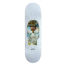 Shape de Maple: O Guia Definitivo Para Potencializar o Seu Rolê
Na hora de montar ou dar um upgrade no carrinho, a escolha do shape é a decisão mais importante para qualquer skatista. Entre as diversas opções de materiais, o shape de Maple se destaca como o padrão ouro da indústria global, sendo a escolha preferida de amadores e profissionais. Mas o que faz dessa madeira a melhor opção para o seu skate?

O Que é um Shape de Maple?
O shape de Maple é fabricado com lâminas de madeira da árvore Bordo (Maple, e